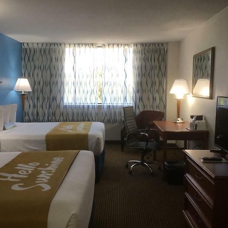 Days Inn & Suites By Wyndham Tallahassee Conf Center I-10 Экстерьер фото
