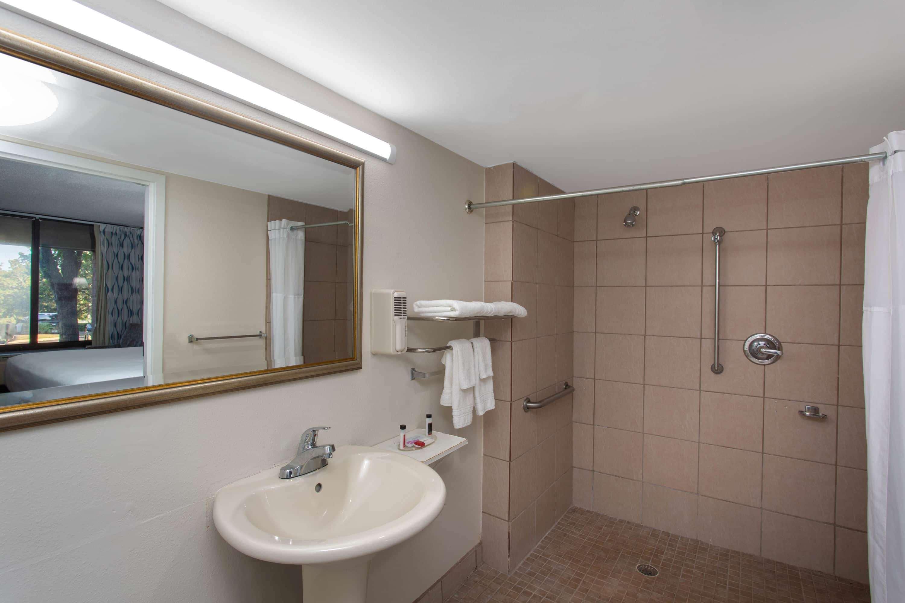 Days Inn & Suites By Wyndham Tallahassee Conf Center I-10 Экстерьер фото
