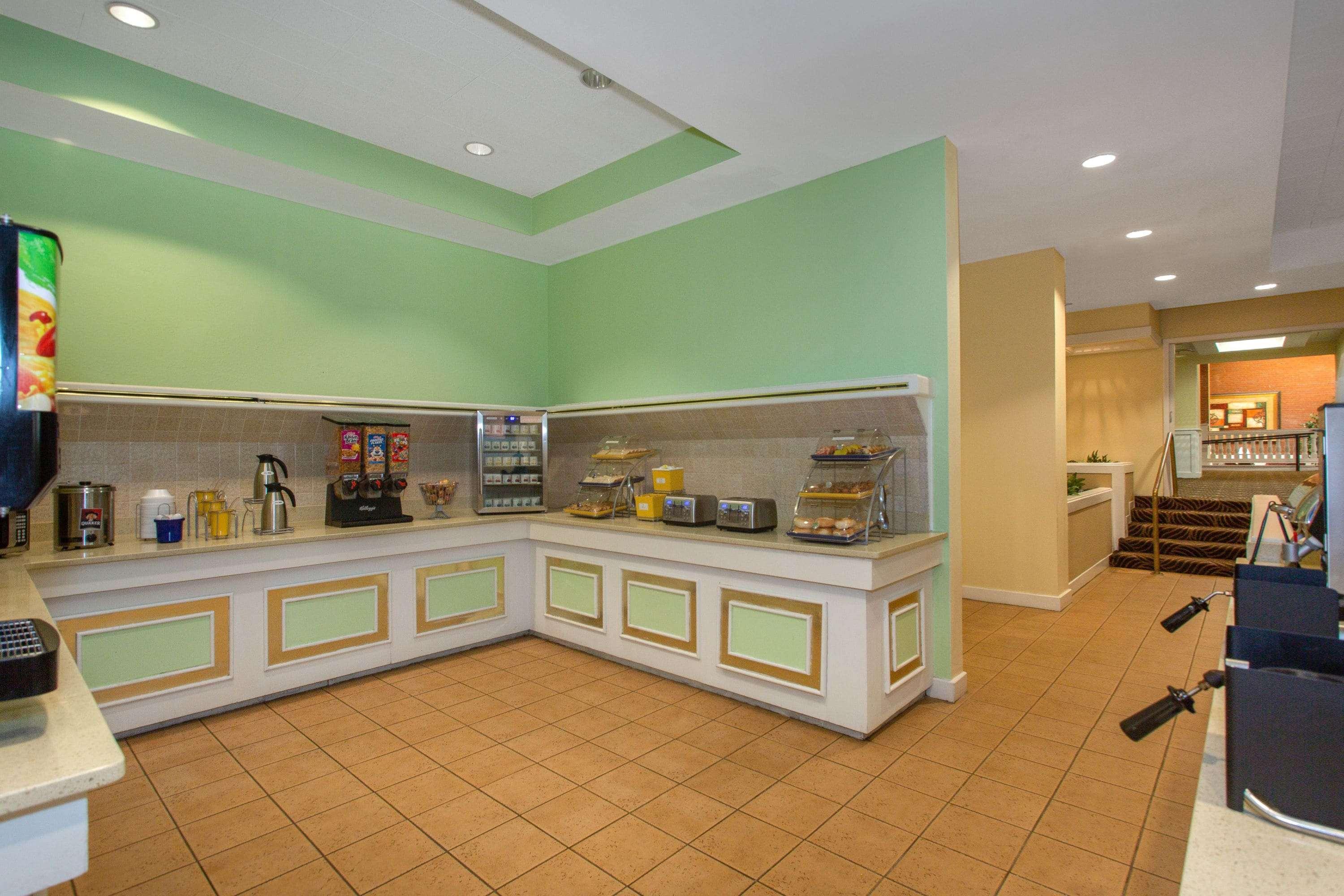 Days Inn & Suites By Wyndham Tallahassee Conf Center I-10 Экстерьер фото