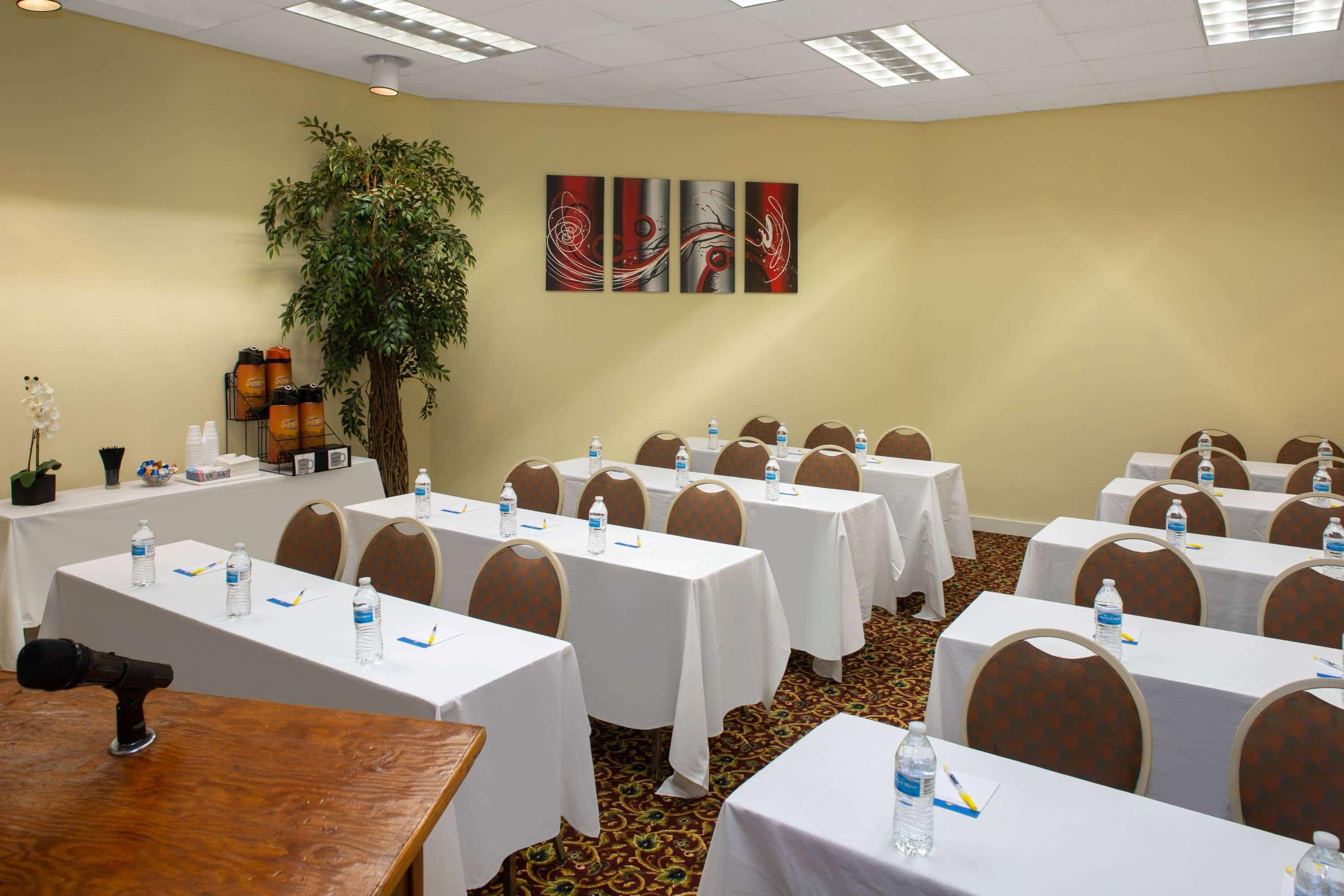 Days Inn & Suites By Wyndham Tallahassee Conf Center I-10 Экстерьер фото