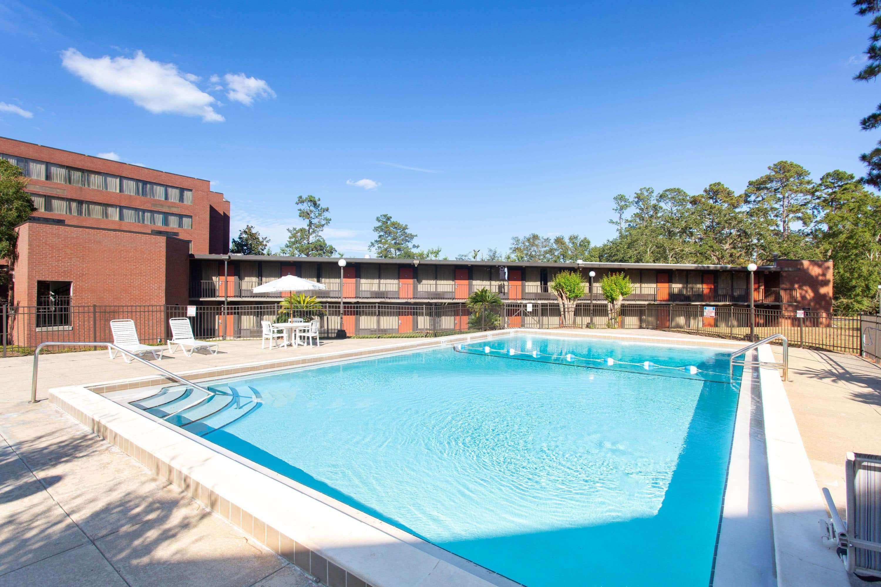 Days Inn & Suites By Wyndham Tallahassee Conf Center I-10 Экстерьер фото