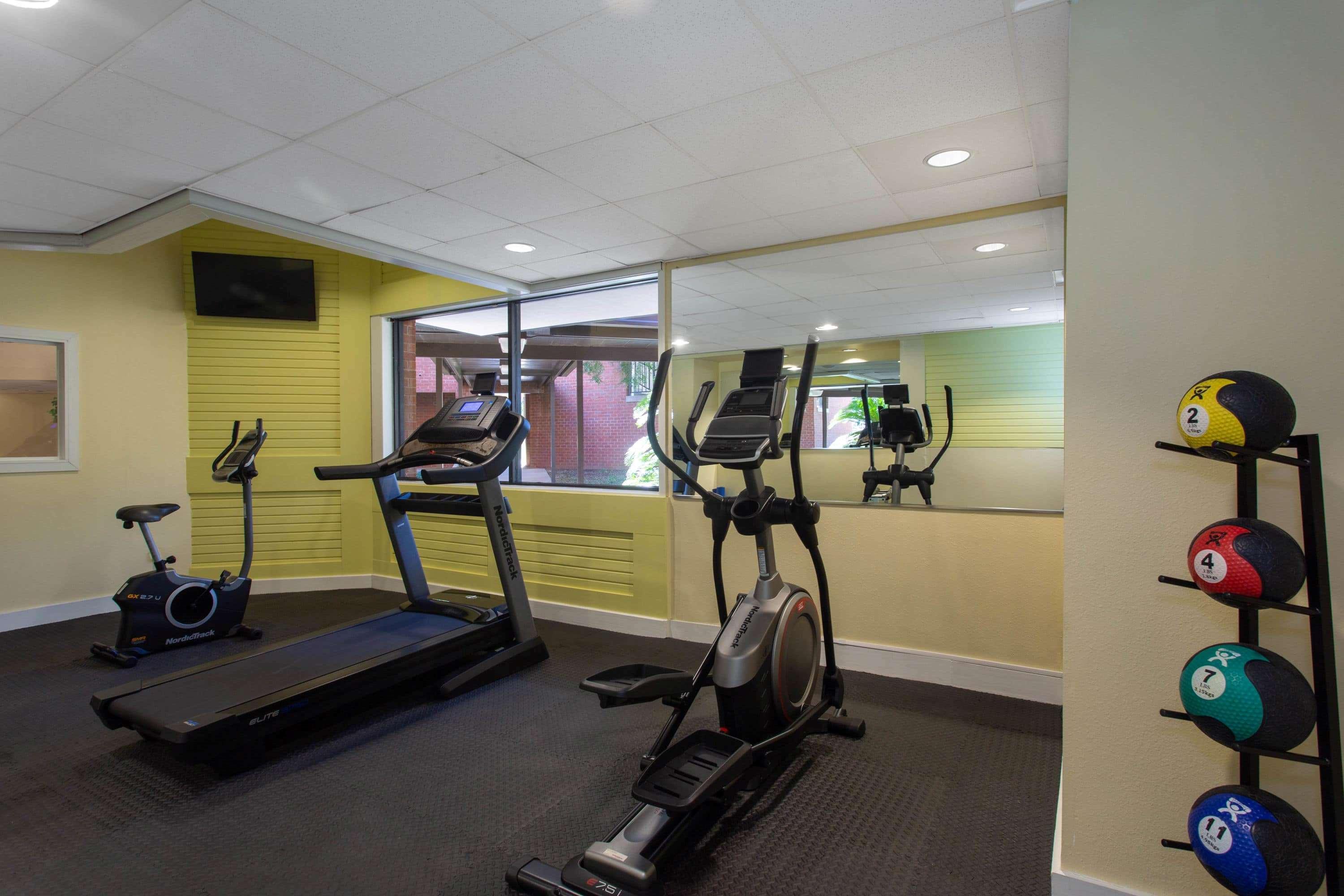 Days Inn & Suites By Wyndham Tallahassee Conf Center I-10 Экстерьер фото