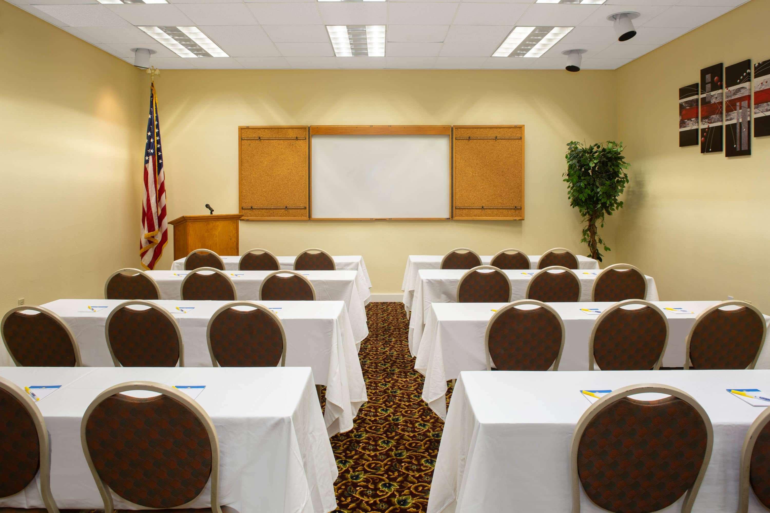 Days Inn & Suites By Wyndham Tallahassee Conf Center I-10 Экстерьер фото