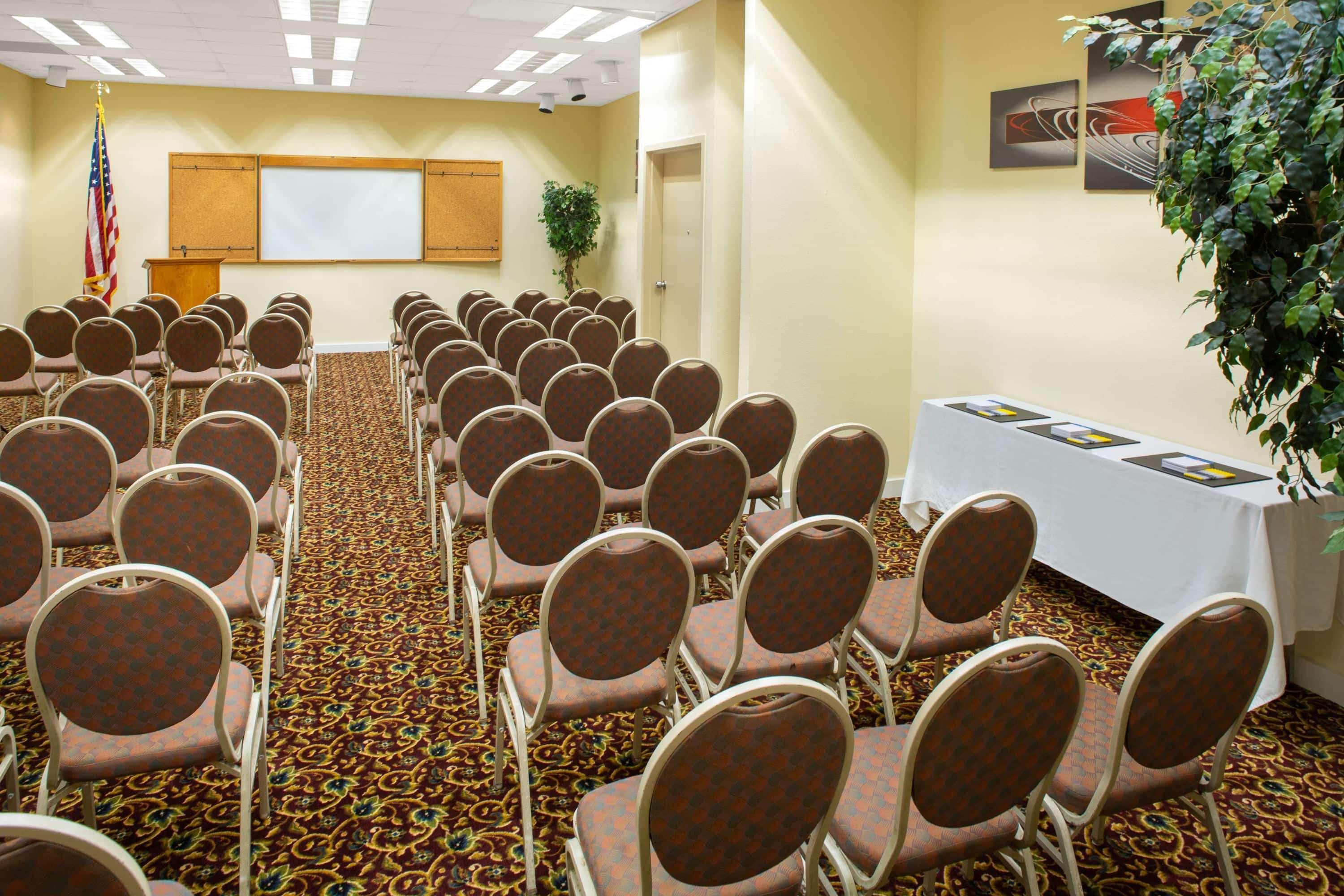 Days Inn & Suites By Wyndham Tallahassee Conf Center I-10 Экстерьер фото