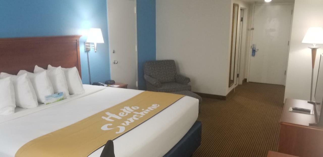 Days Inn & Suites By Wyndham Tallahassee Conf Center I-10 Экстерьер фото