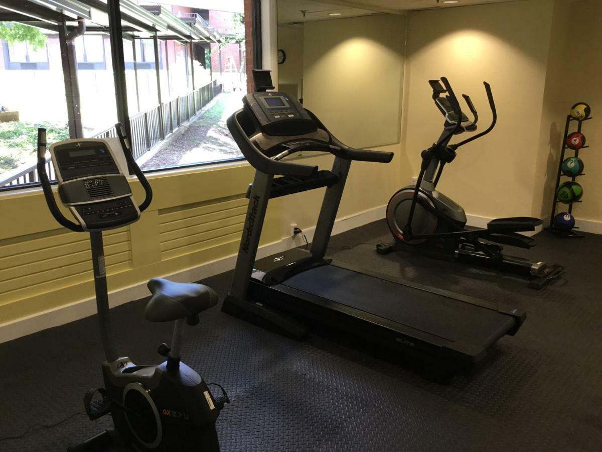 Days Inn & Suites By Wyndham Tallahassee Conf Center I-10 Экстерьер фото